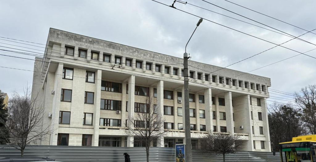 Біля обласної бібліотеки у Полтаві не прибиратимуть паркан ще рік