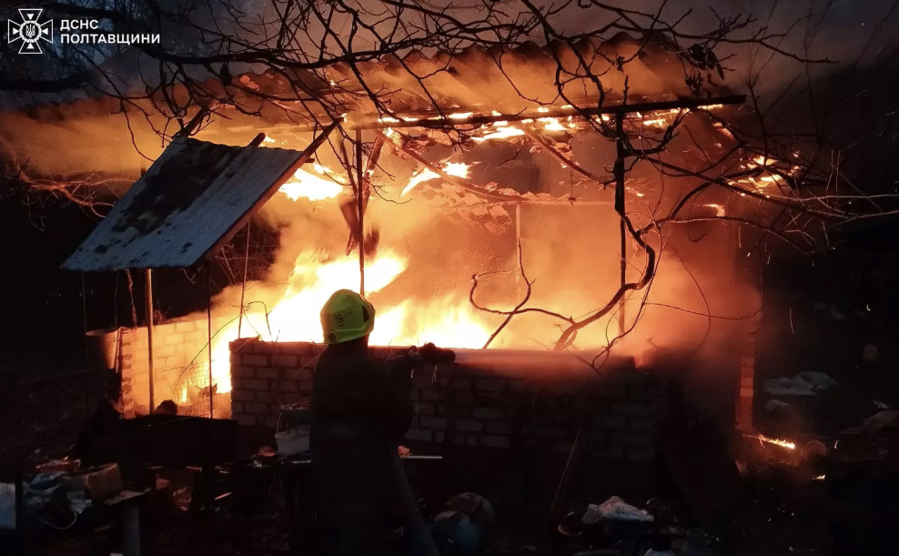 У Кременчуці загорілась господарча споруда