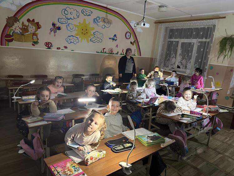 З ліхтариками і павербанками: як навчаються школярі Полтави під час відключень світла