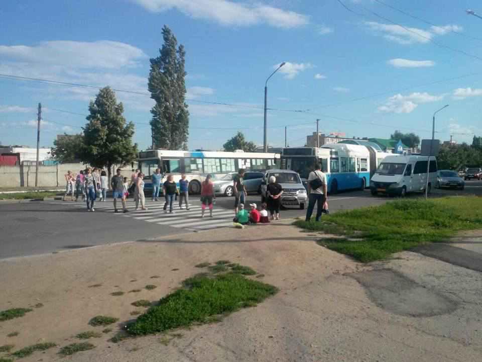 Полтавці перекрили вулицю, бо сидять добу без світла
