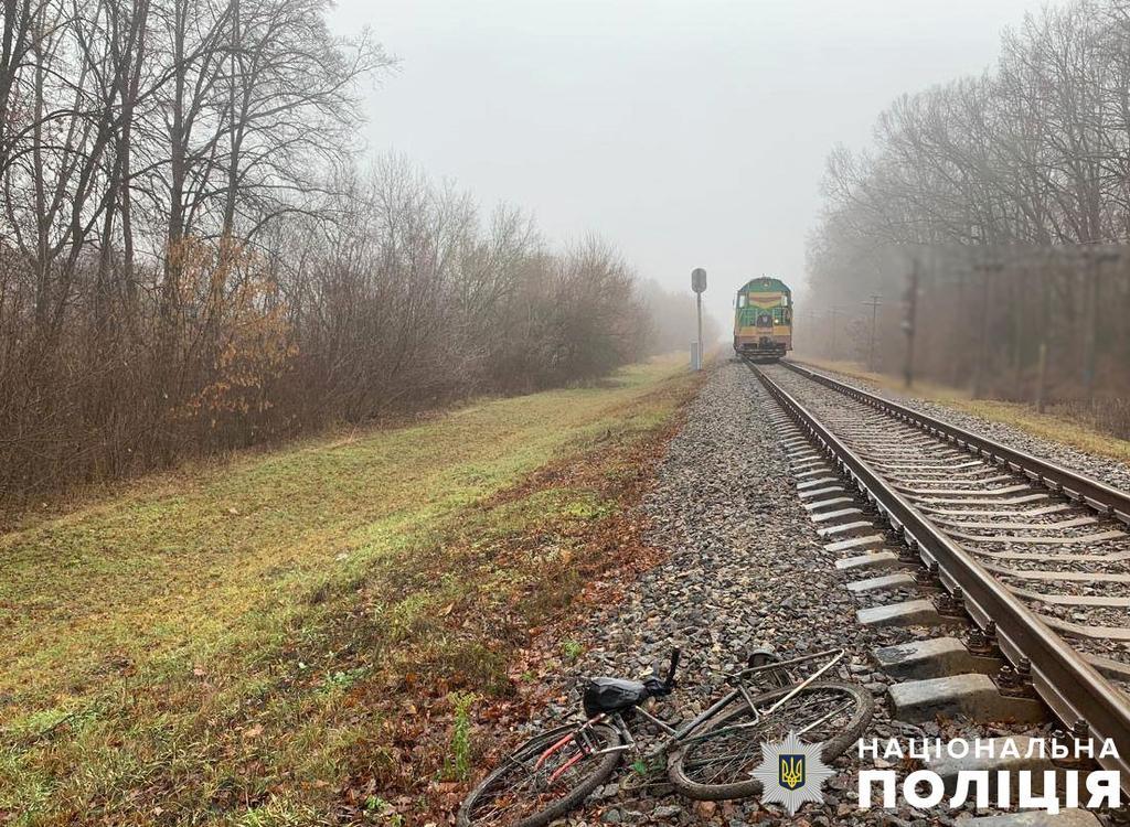На Полтавщині підлітка зачепив потяг, коли той йшов вздовж колії