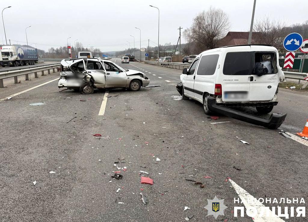 Поблизу Лубен на автодорозі Київ-Харків сталася ДТП, внаслідок якої травмовано троє осіб