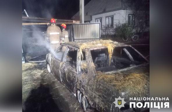 Чоловік згорів у авто у власному гаражі: поліція Полтавщини зʼясовує обставини