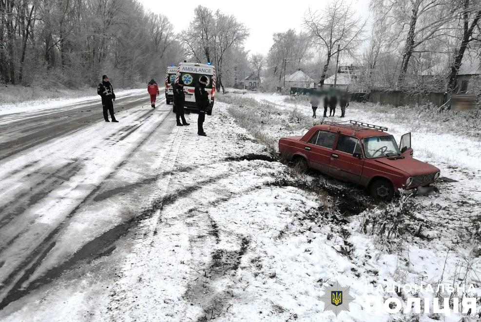 Смертельна ДТП на Полтавщині: легковик злетів з дороги