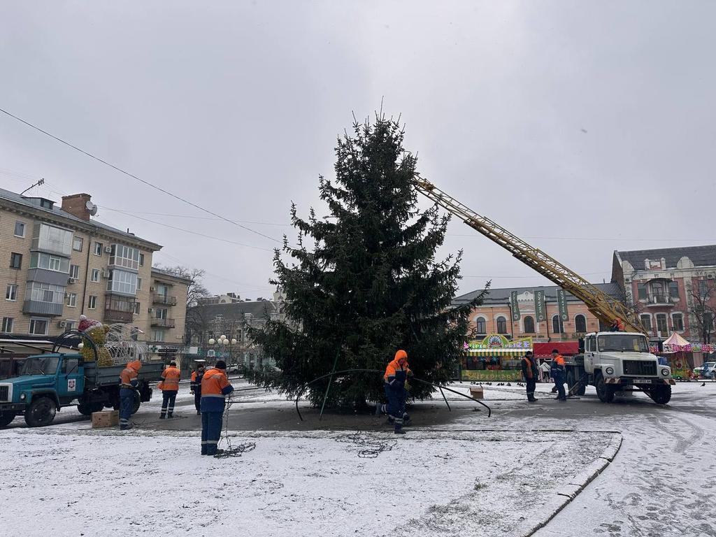 У Полтаві розбирають новорічну ялинку: згадаємо її зашквари