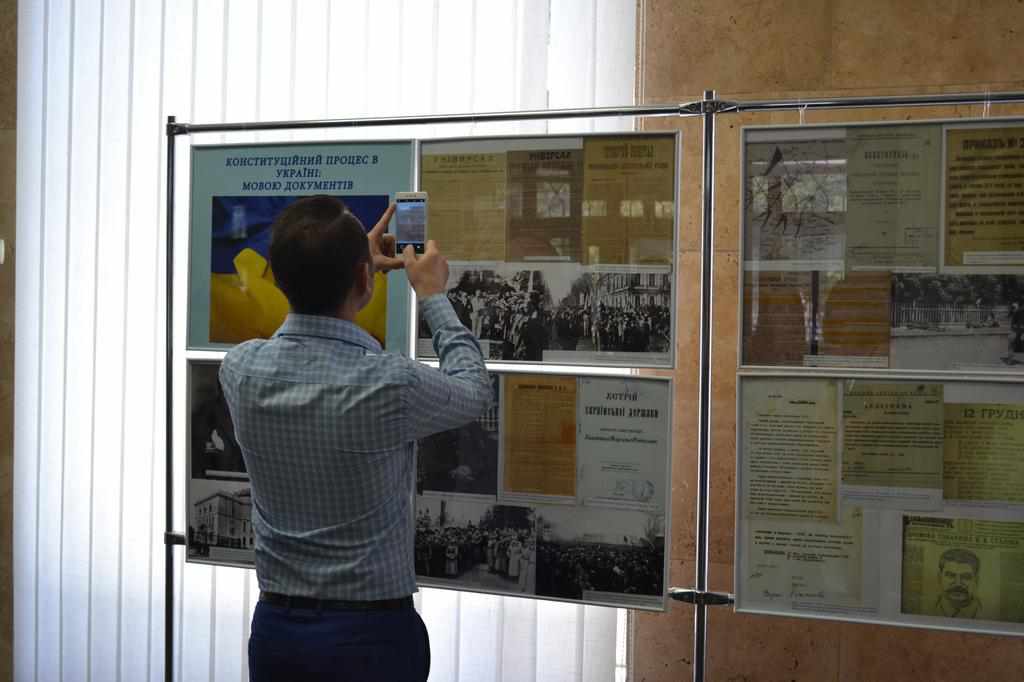 Історія  Основного Документу держави як на долоні: полтавцям підготували виставку до дня Конституції України