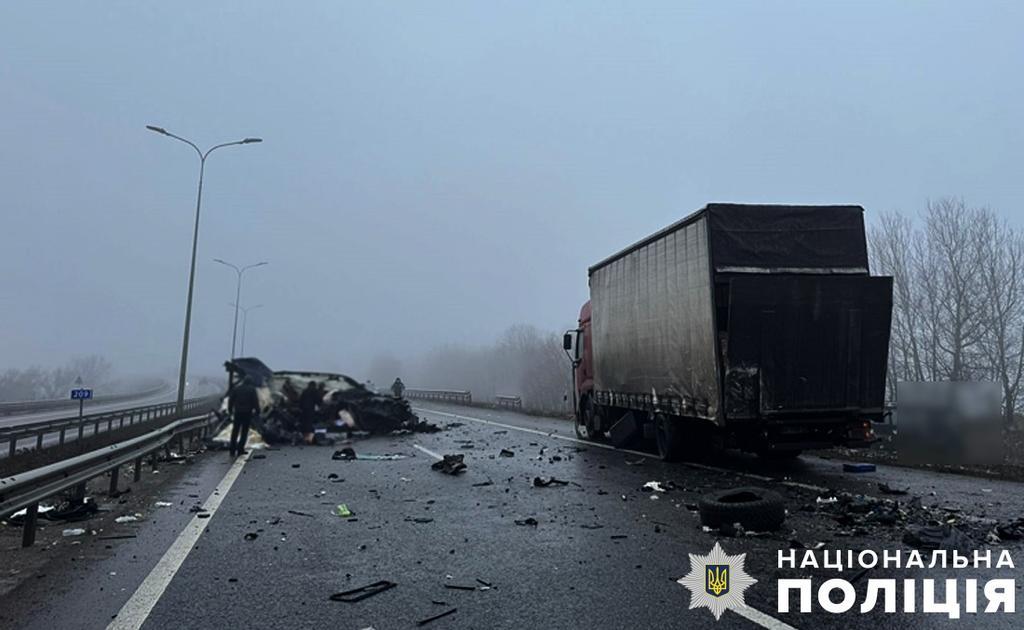 Смертельна ДТП на Полтавщині:  Lexus протаранив припарковану на узбіччі вантажівку