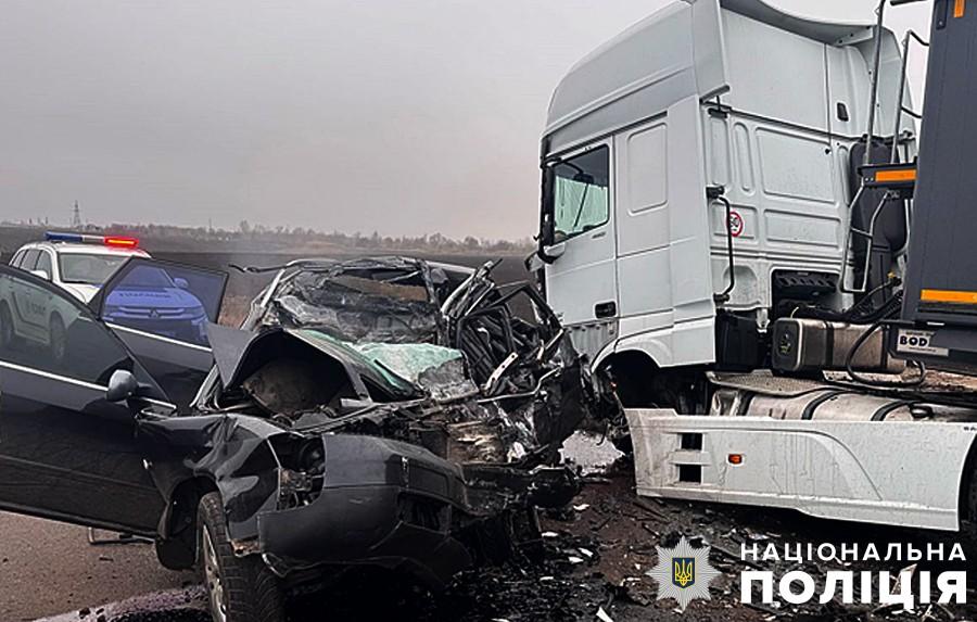 Смертельна автотроща на Полтавщині: зіткнулися легковик і вантажівка