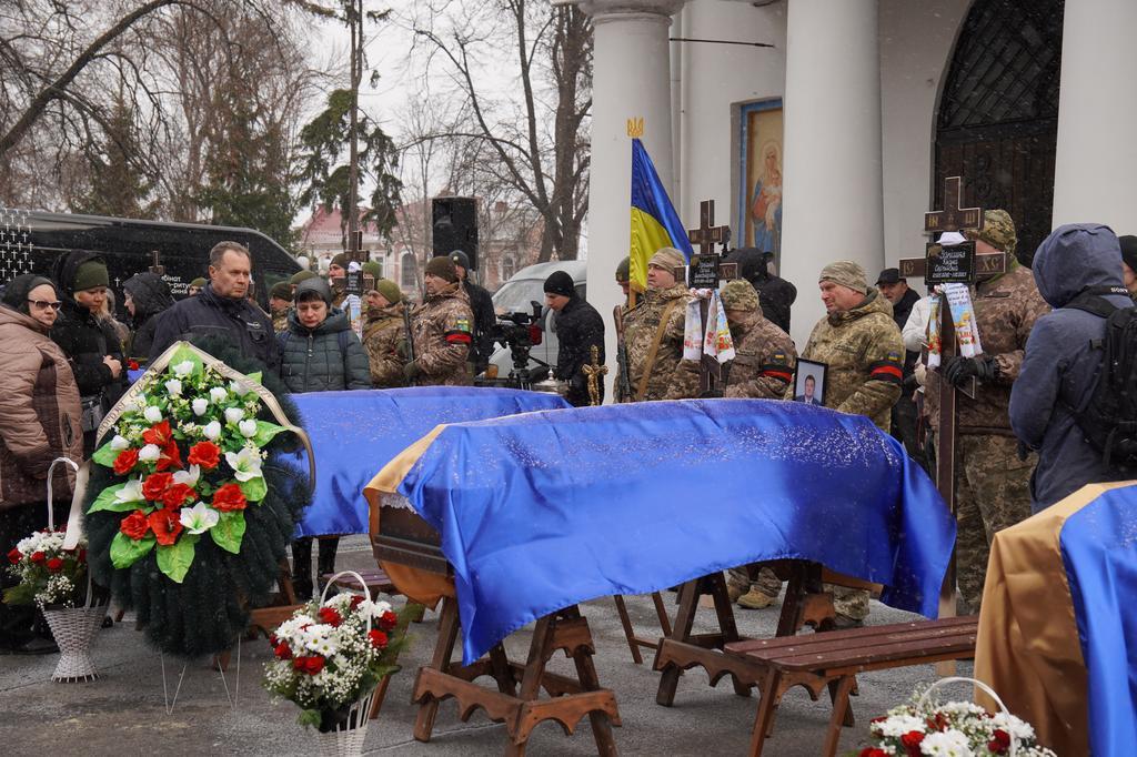 У Полтаві попрощались одразу з двома родинами, які загинули від російської ракети