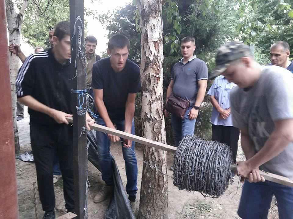 Акція проти забудови біля кінотеатру імені Котляревського у Полтаві: принесли колючий дріт. ФОТО. ВІДЕО