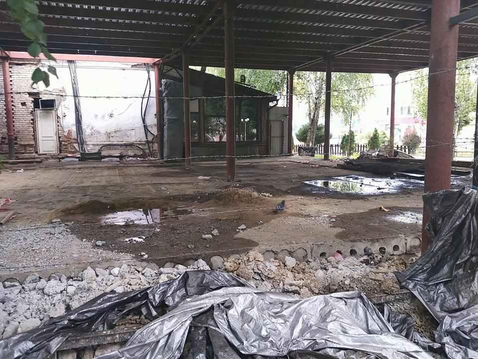 Як вранці виглядає забудова в центрі Полтави, яку на знак протесту обтягли колючим дротом