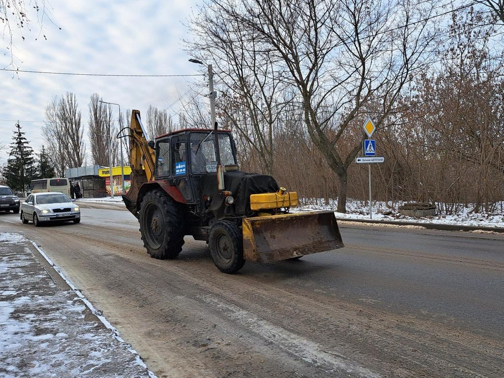 Чому у Полтаві дороги взимку прибирають довше, ніж потрібно?