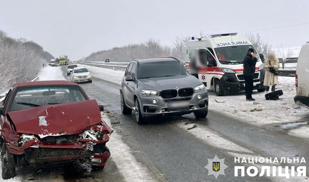 На Полтавщині через ожеледицю зіткнулися понад десять автомобілів