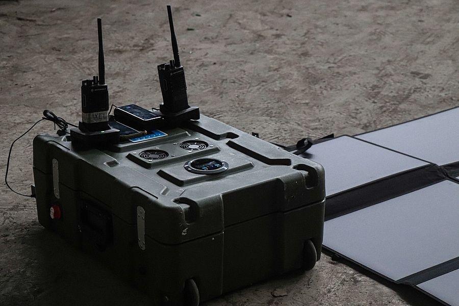 Бійці 37-ї бригади морської піхоти збирають на зарядну станцію та планшет