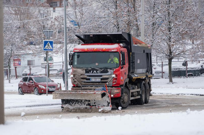 Чому снігоприбиральна техніка їде з піднятим відвалом або як у Полтаві прибирають сніг