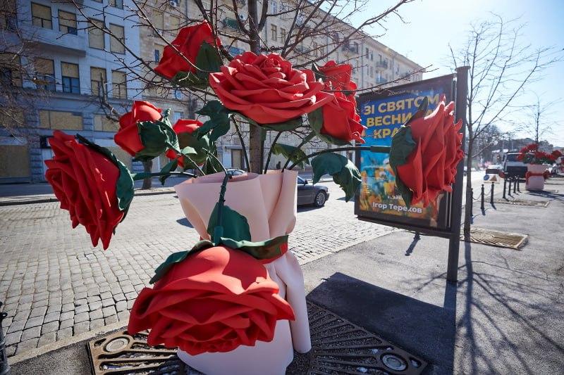 У Харкові встановили весняні декорації