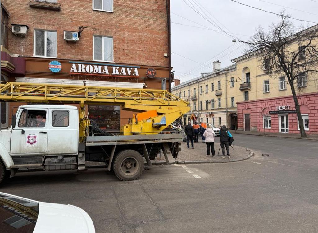 Від сильного вітру у Полтаві на жінку впав світлофор