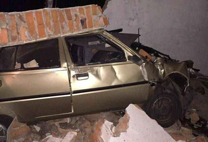 У Полтаві водій протаранив цегляну зупинку поблизу залізничного переїзду