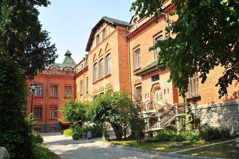 Полтавців запрошують на весняну екскурсію в саду краєзнавчого музею