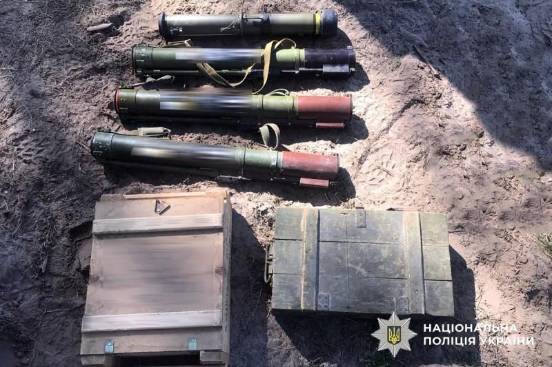 На Полтавщині в лісосмузі виявили арсенал зброї: понад тисячу набоїв, гранати та РПГ