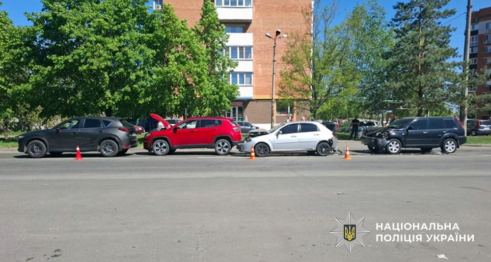 У Полтаві зіткнулися чотири автомобілі: постраждала 26-річна водійка