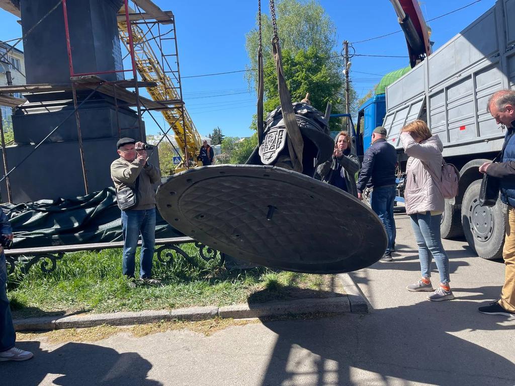 Демонтаж пам’ятника Петру І у Полтаві: на щиті виявили ескіз двоголового орла