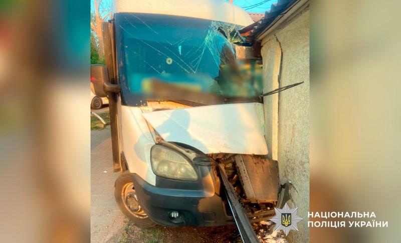 У Полтаві на Монастирській маршрутка протаранила паркан і вїхала в будинок: водій загинув