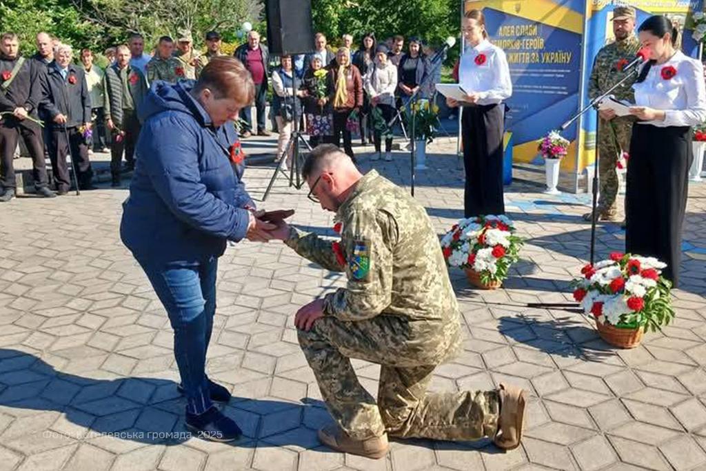 На Полтавщині рідним двох полеглих воїнів передали нагороди