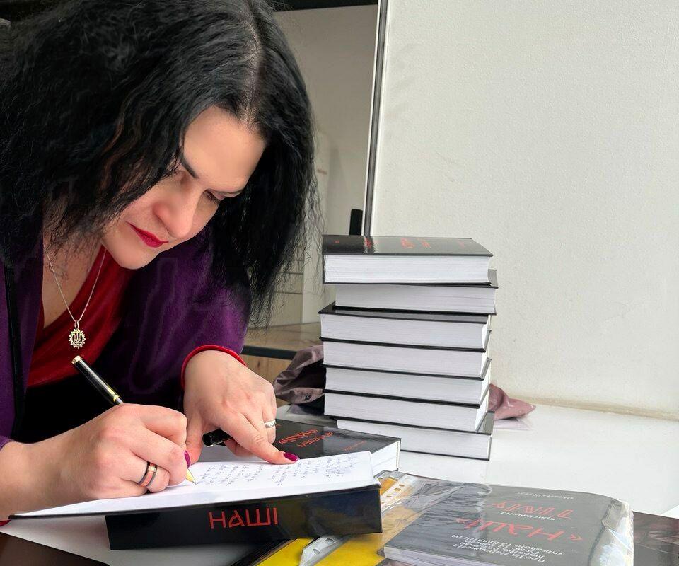 Художниця і поетеса Оксана Шабас видала у Полтаві книгу про захисників України