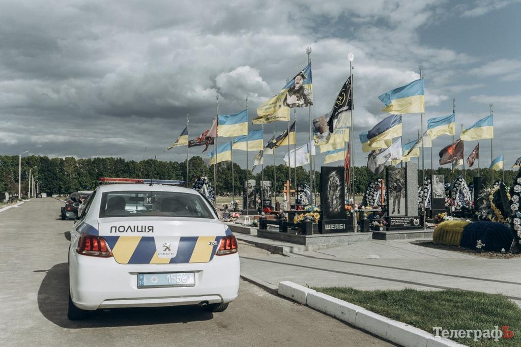 У Кременчуці невідомі викрадають речі з могил військовослужбовців