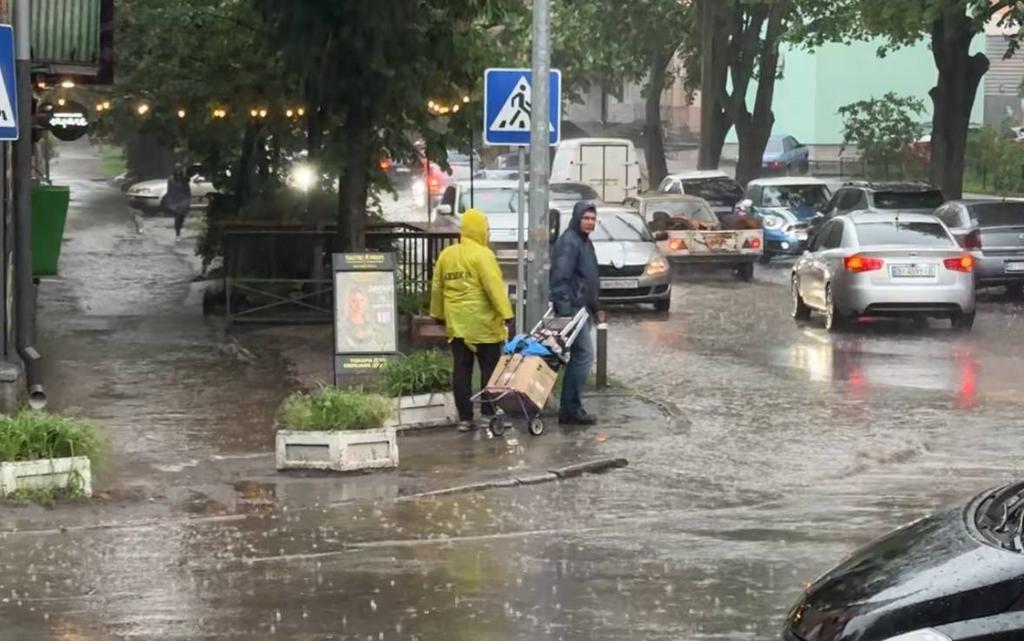 Як у Полтаві працюють над усуненням наслідків негоди