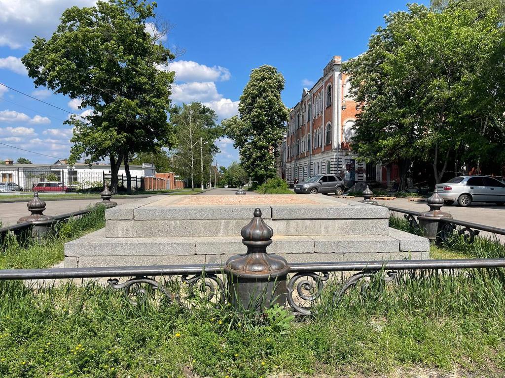 У Полтаві демонтували залишки пам'ятника на місці відпочинку Петра І