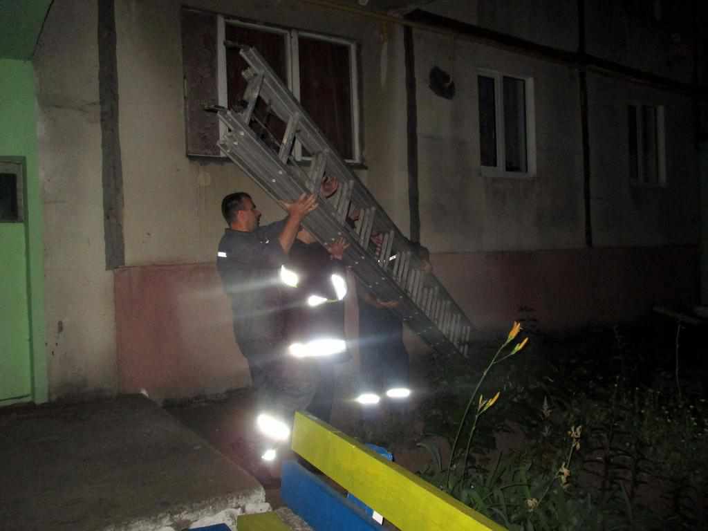На Полтавщині рятувальники визволяли маля із зачиненої квартири