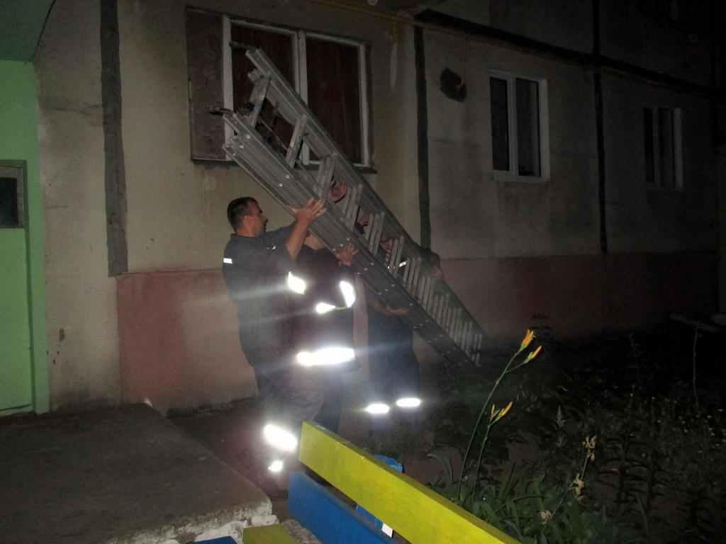 На Полтавщині рятувальники визволяли маля із зачиненої квартири
