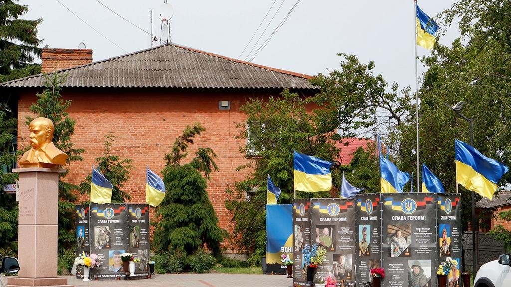 У Кобеляках з меморіалу загиблим Героям познімали прапори