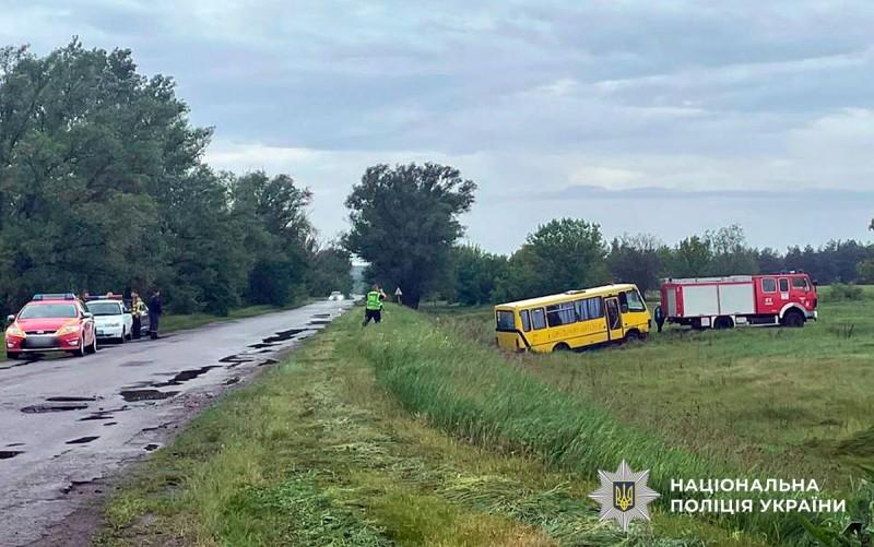 На Полтавщині шкільний автобус злетів у кювет: троє дітей постраждали
