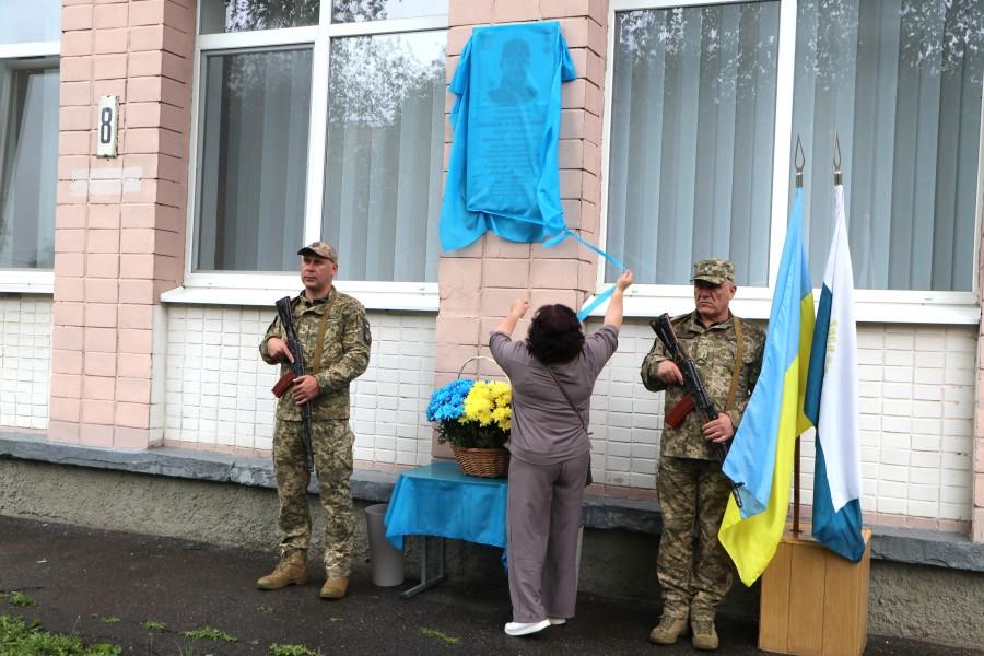 На фасаді однієї зі шкіл Полтави відкрили меморіальну дошку Олександру Чайковському
