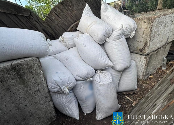 На Полтавщині викрили трьох залізничників, які викрадали тонни добрив і зерна з вагонів