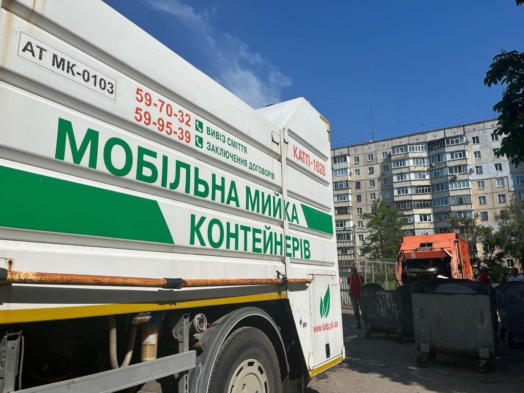 У Полтаві комунальники планово розпочали мити та дезінфікувати сміттєві контейнери