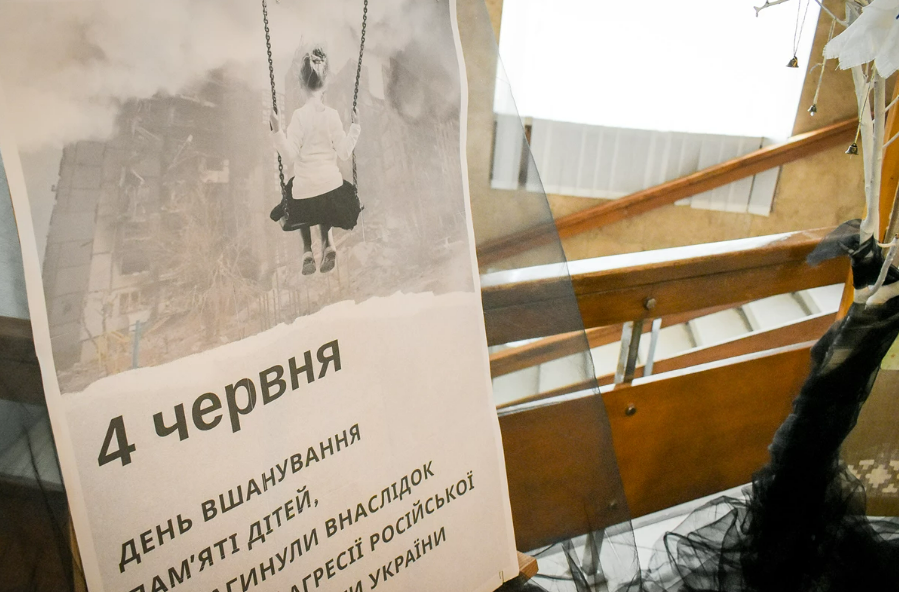 У Полтавській ОВА презентували виставку дитячих малюнків та інсталяцію «Дерево пам’яті»