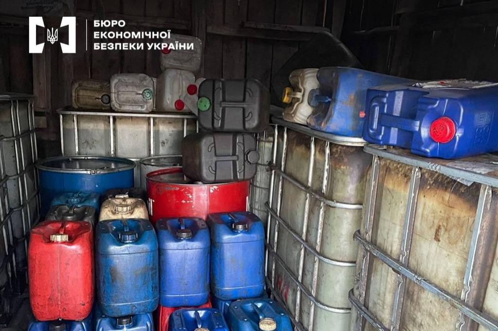 Детективи Бюро економічної безпеки викрили 3 чоловіків, які налагодили незаконний продаж пального на Полтавщині