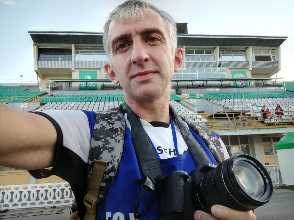 Ми всі чекаємо: у сесійній залі Полтавської міськради встановили іменну табличку на честь журналіста, який зник безвісти
