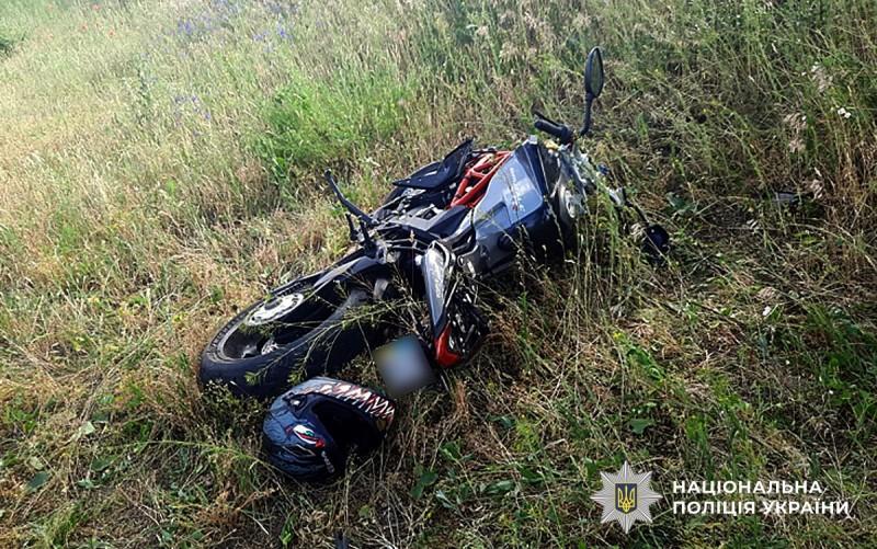 На Полтавщині мотоцикліст злетів з дороги і протаранив дерево