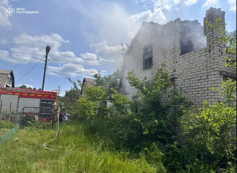 Закопчені стіни та зруйнована покрівля: на Полтавщині горів дачний будинок