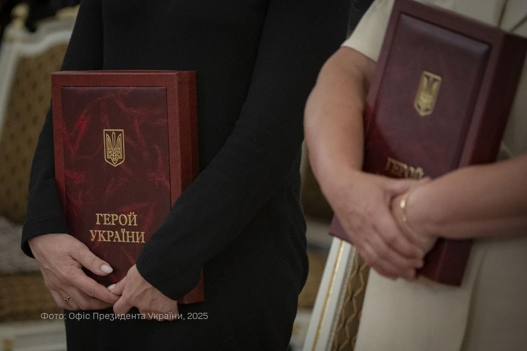 Президент вручив ордени «Золота Зірка» рідним двох загиблих Героїв з Полтавщини, які удостоєні цього звання посмертно.