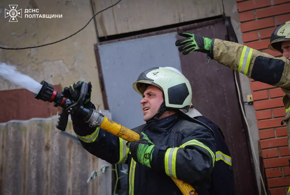 У Полтаві горіли гаражі: вогонь зупинили біля житлового будинку