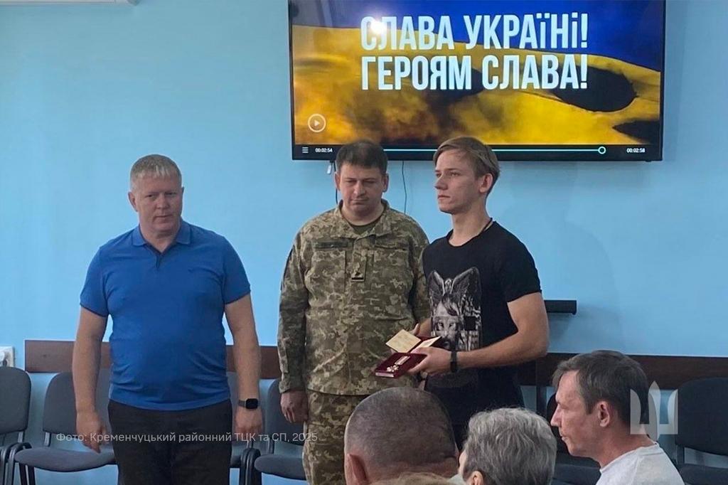 У Кременчуці рідним загиблих воїнів передали їх державні нагороди