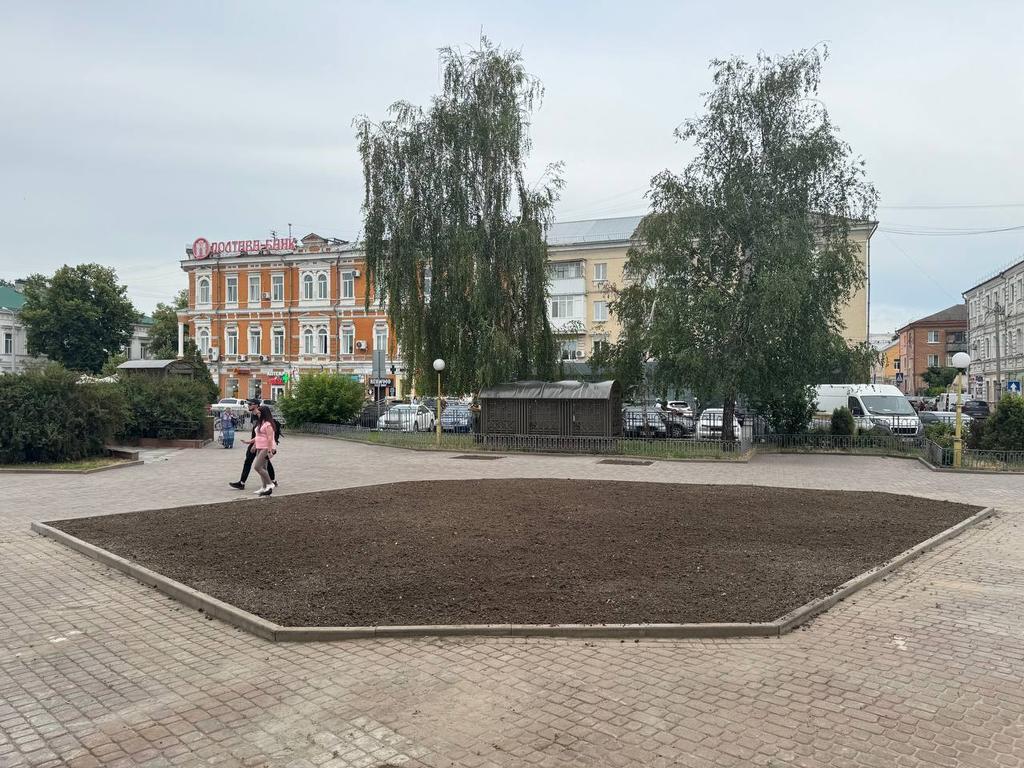 Біля колишнього кінотеатру Котляревського у Полтаві висіяли міські луки