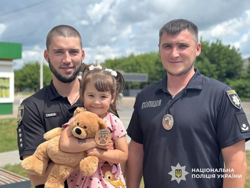 На Полтавщині поліцейські офіцери громади врятували дворічну дівчинку