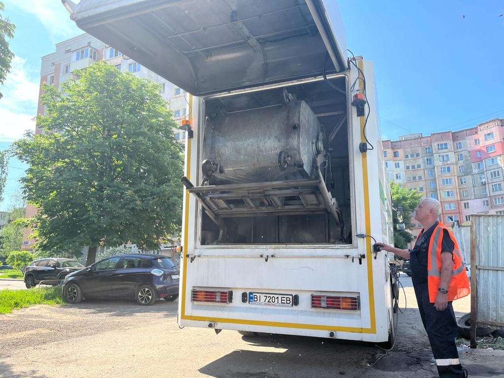 З початку літа полтавські комунальники продезінфікували майже 400 сміттєвих баків